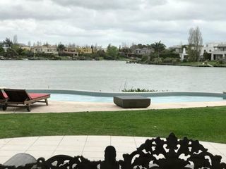 Foto 1 de Casa en venta sobre la laguna en el Barrio Santa Barbara