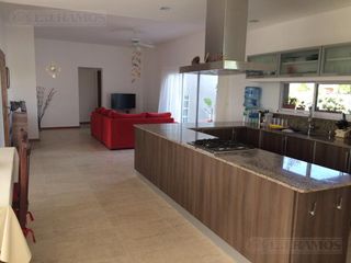Foto 5 de Casa con mucho verde y pileta en San Sebastian - MB