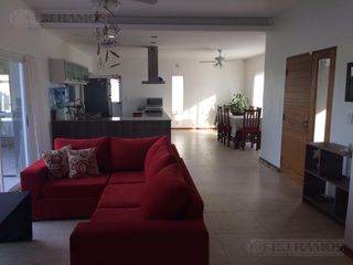 Foto 4 de Casa con mucho verde y pileta en San Sebastian - MB