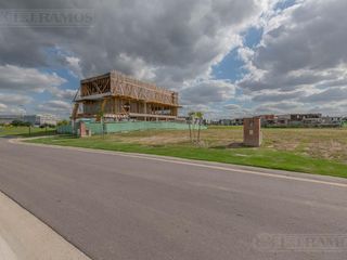 Foto 3 de Lote a la laguna en venta  en Los Puentes - Nordelta