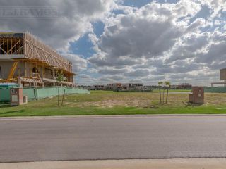 Foto 5 de Lote a la laguna en venta  en Los Puentes - Nordelta