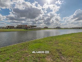 Foto 1 de Lote a la laguna en venta  en Los Puentes - Nordelta