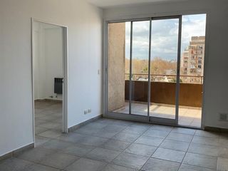 Foto 3 de Departamento en alquiler de 2 ambientes en Devoto. Muy luminoso. Gran balcón.
