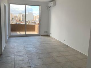 Foto 2 de Departamento en alquiler de 2 ambientes en Devoto. Muy luminoso. Gran balcón.