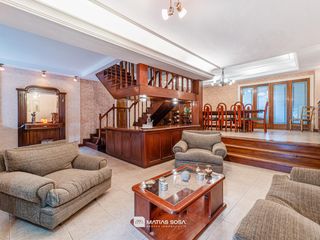 Foto 1 de Venta - Casa 4 ambientes con parque y quincho - Zona Chauvin