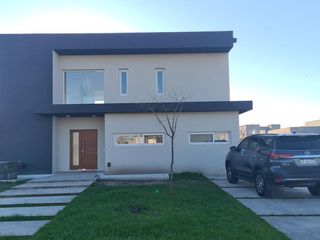 Foto 1 de Casa a estrenar en exclusivo barrio Ceibos de Puertos del Lago