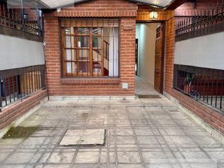 Foto 2 de Triplex de cuatro ambientes con patio y terraza en Lomas del Mirador!