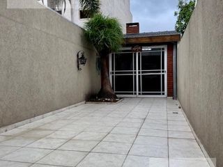 Foto 5 de Triplex de cuatro ambientes con patio y terraza en Lomas del Mirador!