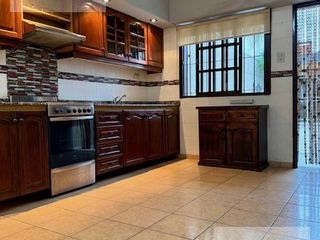 Foto 4 de Triplex de cuatro ambientes con patio y terraza en Lomas del Mirador!