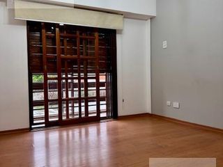 Foto 27 de Triplex de cuatro ambientes con patio y terraza en Lomas del Mirador!