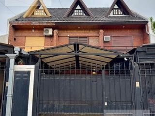 Foto 1 de Triplex de cuatro ambientes con patio y terraza en Lomas del Mirador!