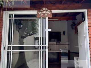 Foto 10 de Triplex de cuatro ambientes con patio y terraza en Lomas del Mirador!