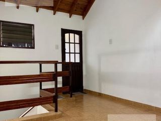Foto 23 de Triplex de cuatro ambientes con patio y terraza en Lomas del Mirador!