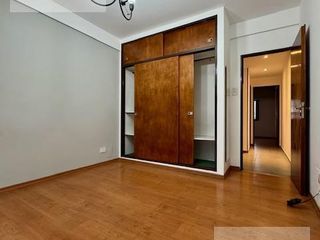 Foto 18 de Triplex de cuatro ambientes con patio y terraza en Lomas del Mirador!