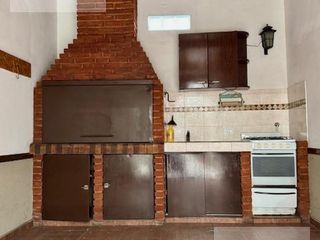 Foto 12 de Triplex de cuatro ambientes con patio y terraza en Lomas del Mirador!
