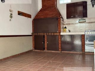 Foto 11 de Triplex de cuatro ambientes con patio y terraza en Lomas del Mirador!