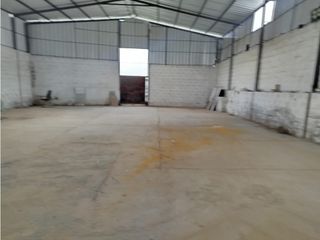 Foto 17 de Mitad del Mundo, Galpón en Renta, 690m2, 1 Ambiente