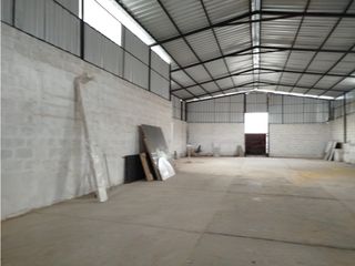 Foto 2 de Mitad del Mundo, Galpón en Renta, 690m2, 1 Ambiente