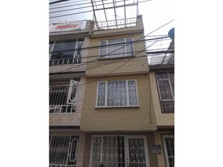 Foto 1 de Se Vende Casa de 4 Pisos Frente a Parque – Suba, Bogotá