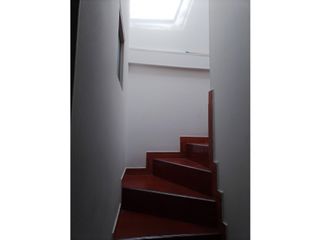Foto 2 de Se Vende Casa de 4 Pisos Frente a Parque – Suba, Bogotá