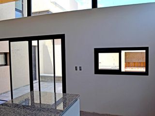 Foto 4 de Venta Casa 3 Dorm. Desarrollada en 2 plantas. Cochera. Importante Patio verde arbolado .  Funes
