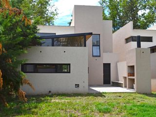 Foto 13 de Venta Casa 3 Dorm. Desarrollada en 2 plantas. Cochera. Importante Patio verde arbolado .  Funes