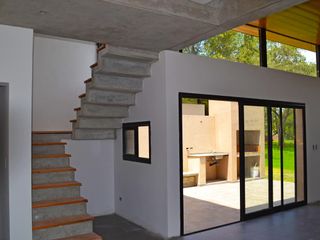 Foto 2 de Venta Casa 3 Dorm. Desarrollada en 2 plantas. Cochera. Importante Patio verde arbolado .  Funes