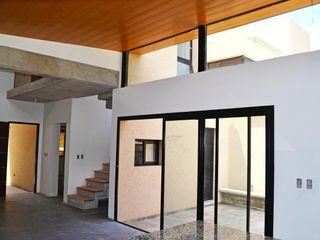 Foto 3 de Venta Casa 3 Dorm. Desarrollada en 2 plantas. Cochera. Importante Patio verde arbolado .  Funes