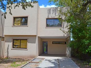 Foto 1 de Venta Casa 3 Dorm. Desarrollada en 2 plantas. Cochera. Importante Patio verde arbolado .  Funes