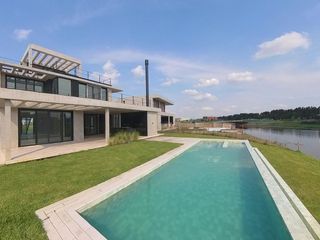 Foto 1 de Imponente Casa al lago en los puentes