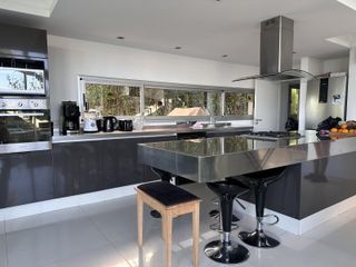 Foto 18 de Los Alisos  casa con 4 dormitorios al agua en Nordelta, alquiler con muebles. Anual o temporal.