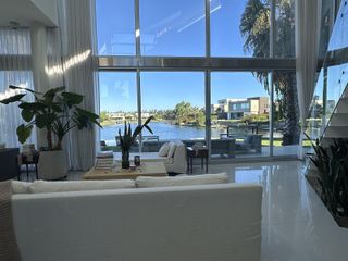 Foto 2 de Los Alisos  casa con 4 dormitorios al agua en Nordelta, alquiler con muebles. Anual o temporal.