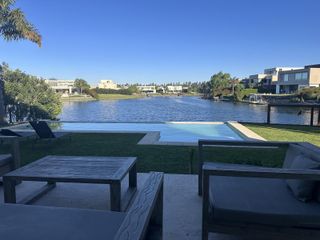 Foto 1 de Los Alisos  casa con 4 dormitorios al agua en Nordelta, alquiler con muebles. Anual o temporal.