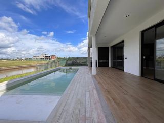 Foto 1 de Casa en El Yacht - Nordelta con Salida Directo al Río