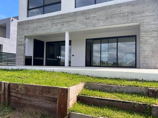 Foto 2 de Casa en El Yacht - Nordelta con Salida Directo al Río