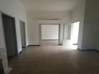Foto 1 de CASA EN ALQUILER 2 DORM, PATIO Y COCHERA - AV GRAL PAZ 6000