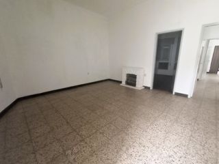 Foto 2 de CASA EN ALQUILER 2 DORM, PATIO Y COCHERA - AV GRAL PAZ 6000