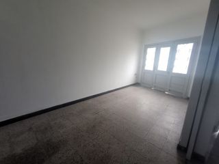 Foto 14 de CASA EN ALQUILER 2 DORM, PATIO Y COCHERA - AV GRAL PAZ 6000