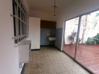 Foto 12 de CASA EN ALQUILER 2 DORM, PATIO Y COCHERA - AV GRAL PAZ 6000