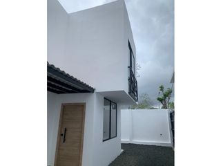 Foto 3 de CASA MODERNA CON 3 DORMITORIOS EN MANTA AZUL, SUR DE MANTA