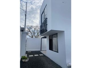 Foto 2 de CASA MODERNA CON 3 DORMITORIOS EN MANTA AZUL, SUR DE MANTA