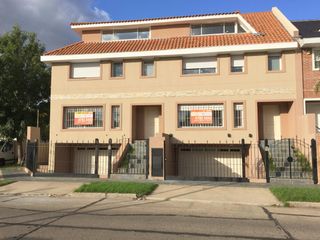 Foto 1 de CHALET DUPLEX  7 MTS DE FRENTE  4 PLANTAS  3 DORMIT JARDIN PLAY GARAGE