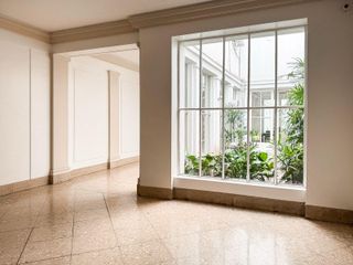 Foto 4 de EDIFICIO DE CATEGORIA CON EXCELENTE ENTRADA