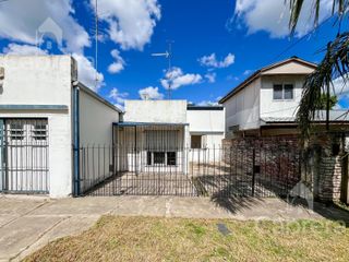 Foto 1 de Casa en Venta de 3 dormitorios patio y cochera, en La Plata