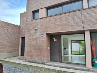 Foto 1 de Duplex en Alquiler en Housing Cruz del Sur, Barrio Inaudi, 3 dormitorios, 2 baños, SUM y pileta