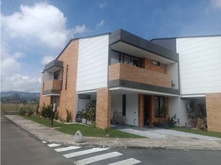 Foto 1 de Casa de lujo esquinera en unidad cerrada