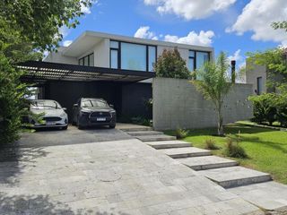 Foto 1 de Casa en venta - 3 Dormitorios 3 Baños - Cochera - 280Mts2 - Escobar