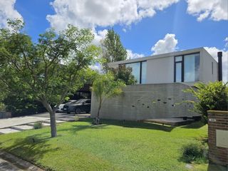 Foto 2 de Casa en venta - 3 Dormitorios 3 Baños - Cochera - 280Mts2 - Escobar