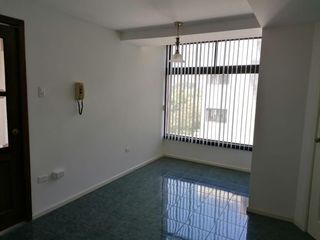 Foto 9 de Amplio Departamento en renta semi amoblado de 3 habitaciones en Edificio, calle la Portugal, Quito