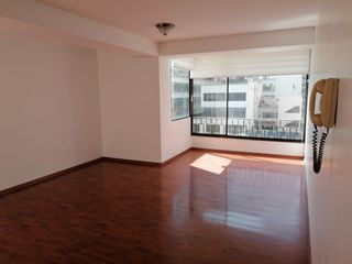 Foto 3 de Amplio Departamento en renta semi amoblado de 3 habitaciones en Edificio, calle la Portugal, Quito